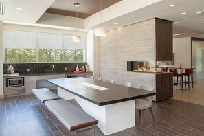 Dining - Open Burlington 1BR w/ Gym & W/D, nr Dining & Shops, by Blueground (Boston)