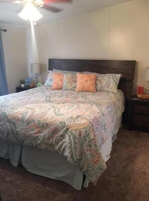 3 bedrooms, WiFi, bed sheets - River House (Parker)