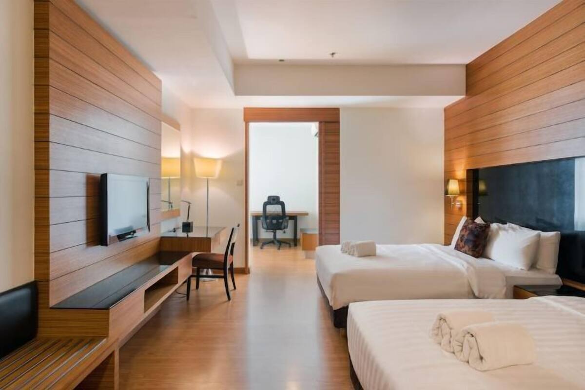 1 bedroom, premium bedding, desk, laptop workspace