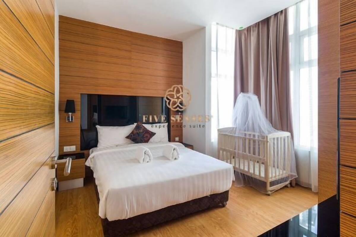1 bedroom, premium bedding, desk, laptop workspace