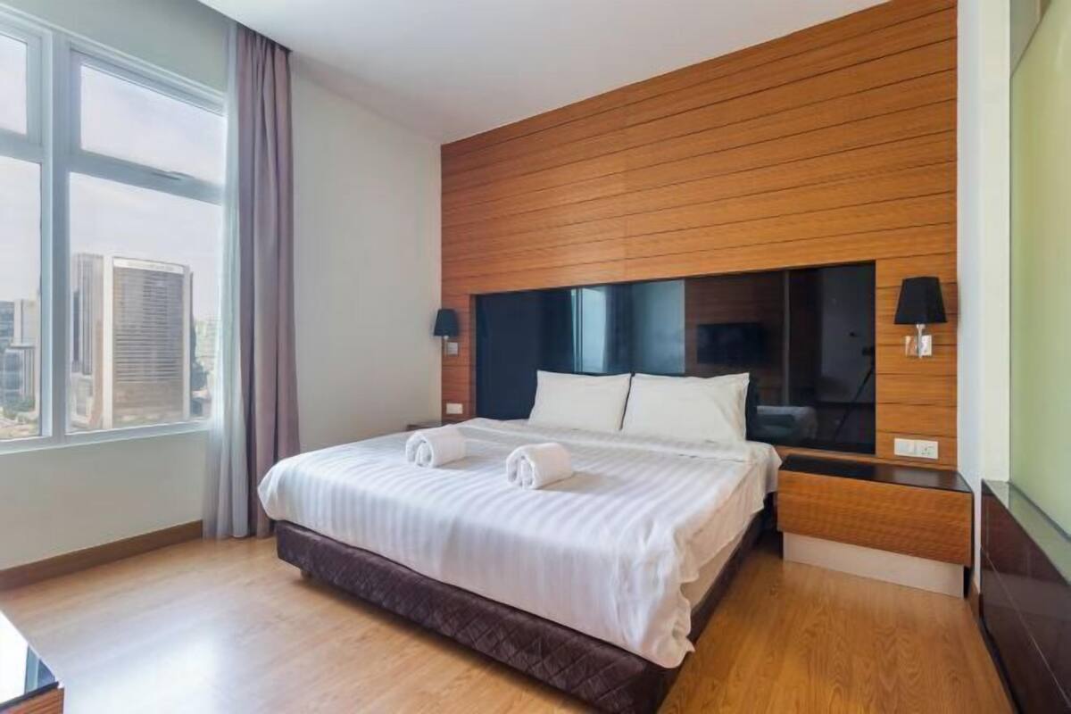 1 bedroom, premium bedding, desk, laptop workspace