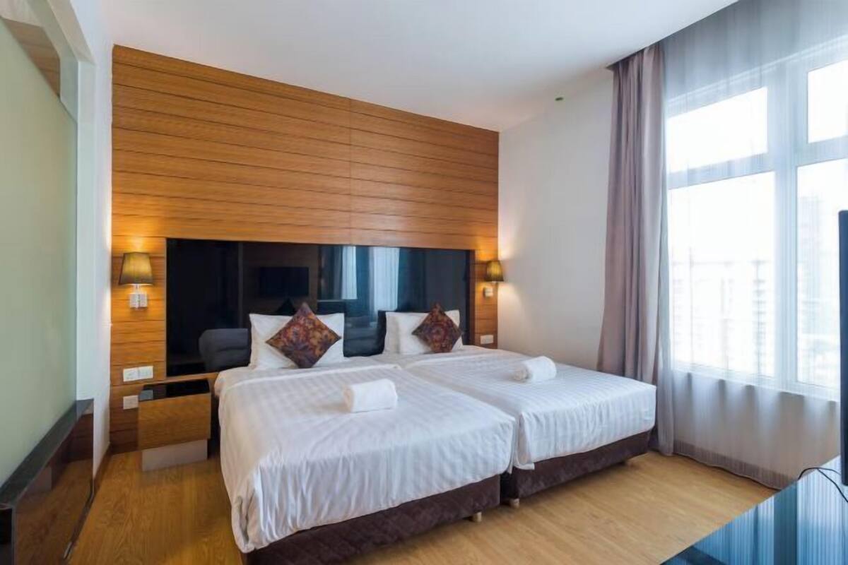 1 bedroom, premium bedding, desk, laptop workspace