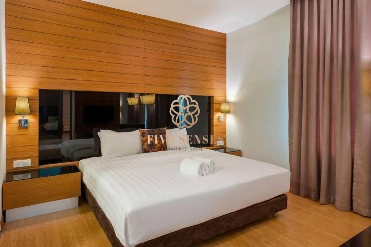 1 bedroom, premium bedding, desk, laptop workspace