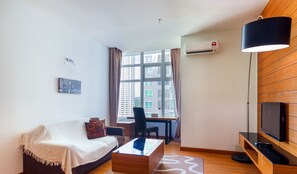 Grand Twin Room | Living area | 40-inch flat-screen TV with cable channels, Netflix, streaming services - Dua Sentral KL Sentral (Kuala Lumpur)