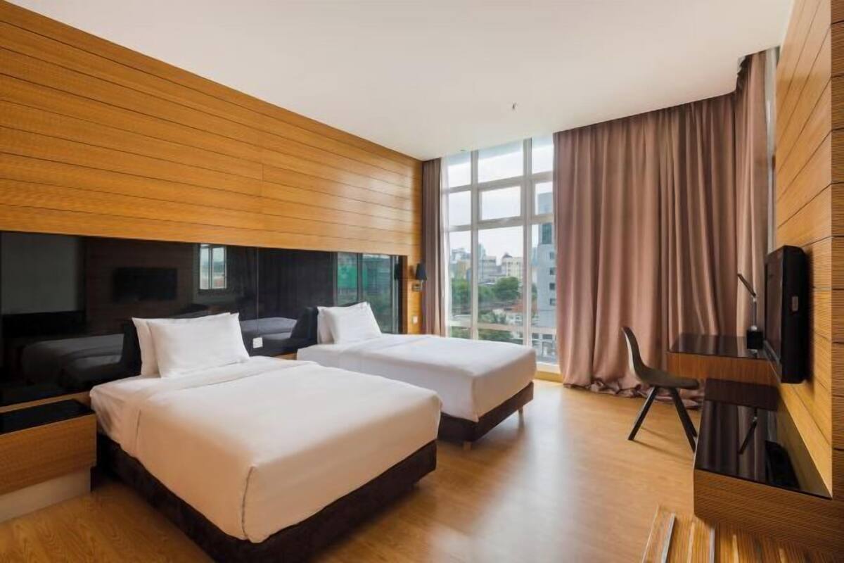 1 bedroom, premium bedding, desk, laptop workspace