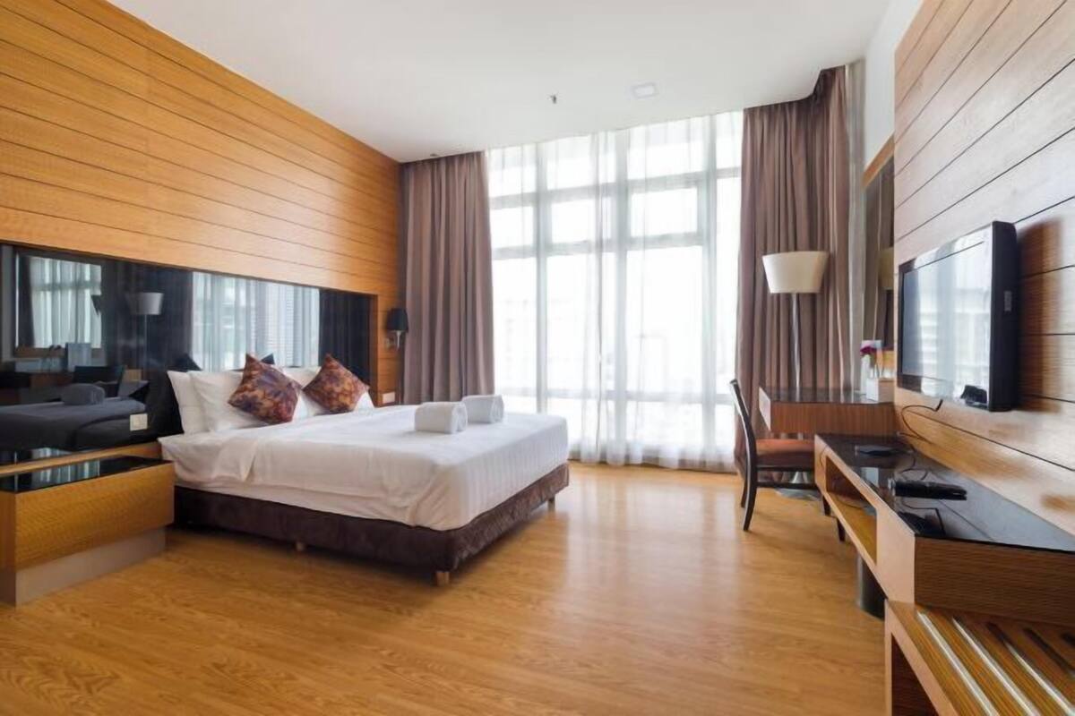 1 bedroom, premium bedding, desk, laptop workspace