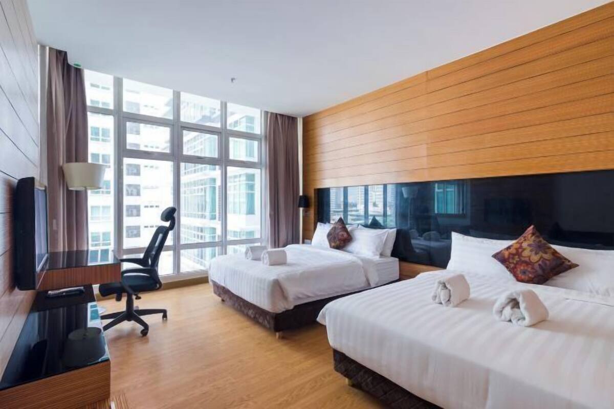 1 bedroom, premium bedding, desk, laptop workspace