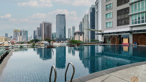 A swimming pool with a cityscape in the background. - Dua Sentral KL Sentral (Kuala Lumpur)