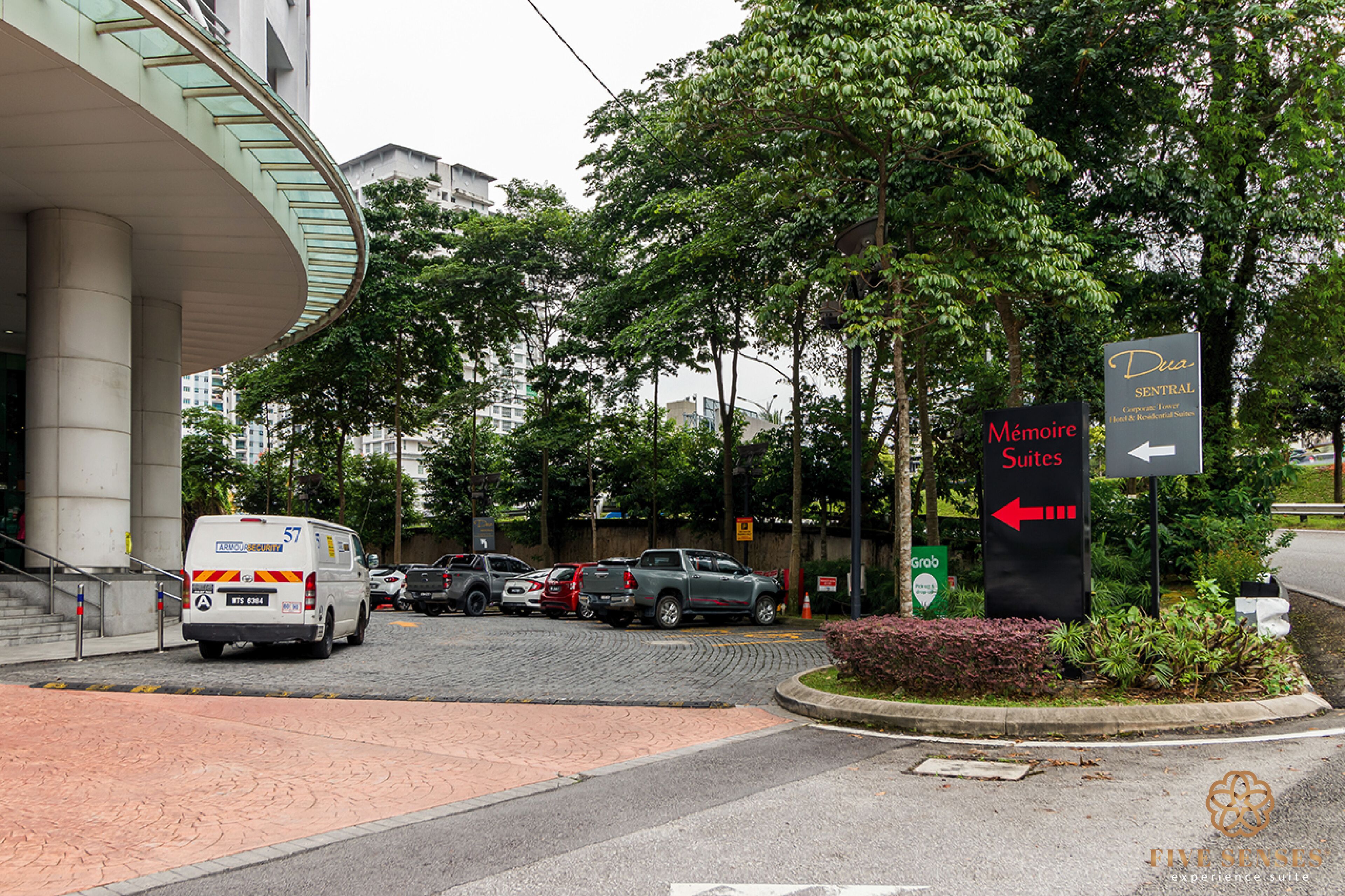 A hotel entrance with a sign for 'Duas Sentral' and 'Mémoire Suites'.