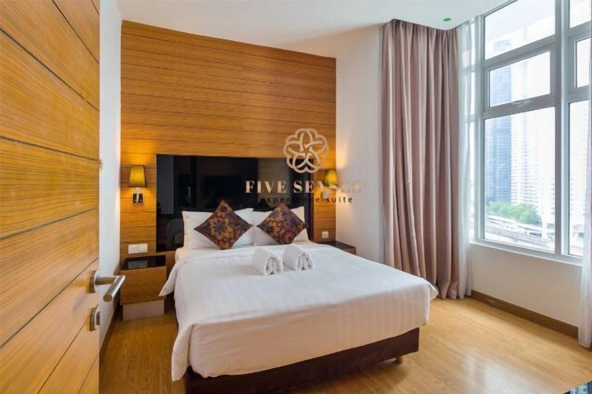 1 bedroom, premium bedding, desk, laptop workspace