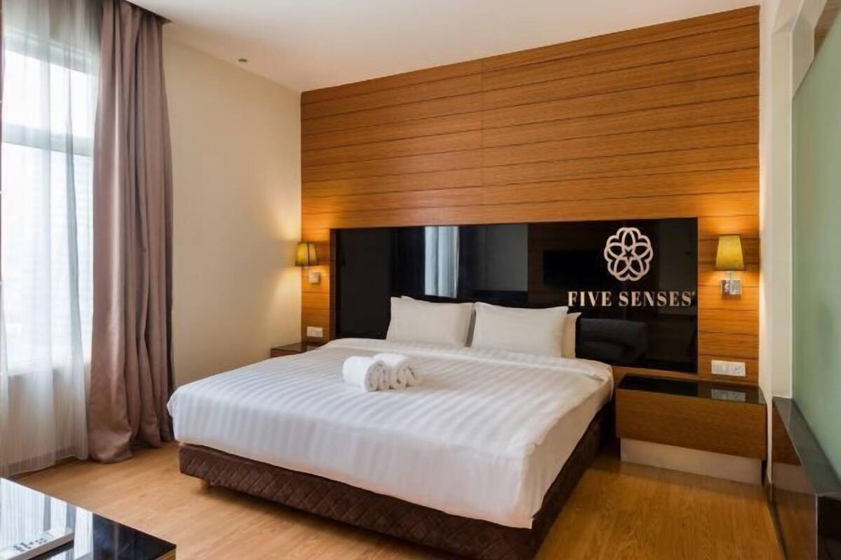1 bedroom, premium bedding, desk, laptop workspace