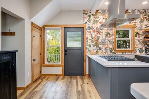 Kühlschrank, Mikrowelle, Eiswürfelbereiter