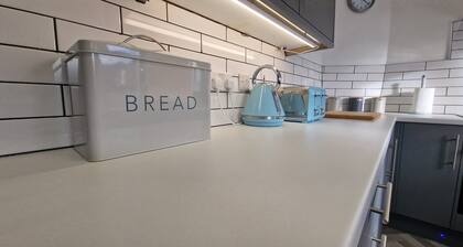 2-Bed Home - Sleeps 4, Parking & Garden