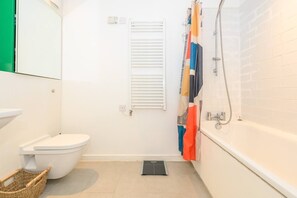 Secador de cabelo, toalhas de banho