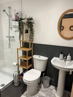 Shower, hair dryer, towels - 2 Bedroom Flat - Sleeps 4 - near Shoreditch (London)