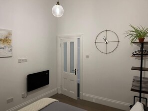 2 habitaciones, tabla de planchar con plancha, wifi y ropa de cama 