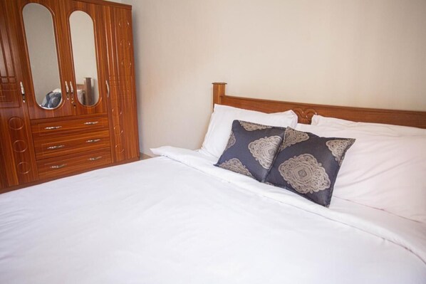 3 bedrooms, iron/ironing board, WiFi, bed sheets - Anorkor Villas Apt. 3 (Accra)