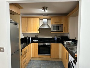 Frigorífico, microondas, horno y placa de cocina