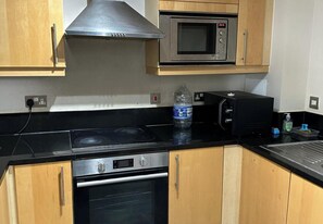 Coffee/tea maker, fridge, microwave, oven - Captivating 1-Bed Apartment in London (London)
