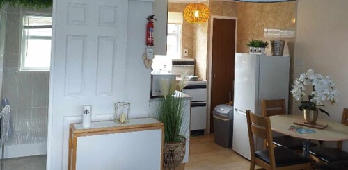 2 Bed Chalet Sleeps 5 - Pets, Parking, Near Beach