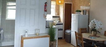 2 Bed Chalet Sleeps 5 - Pets, Parking, Near Beach