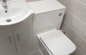 Dusj, hårføner og håndklær