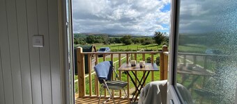 1 Bed Shepherds Hut-Sleeps 2-Free Parking-Mtn View