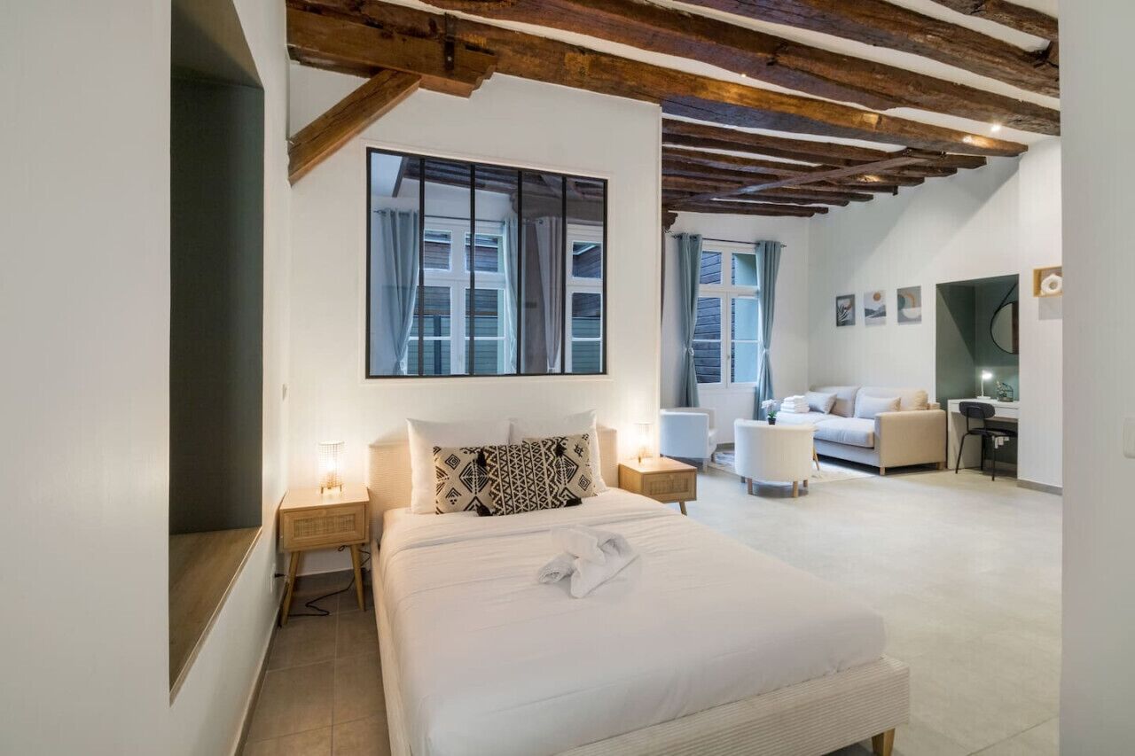 مكواة/لوح كي وسرير سفر وواي فاي وملاءات أسرّة