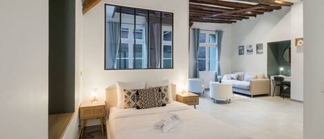 Een strijkplank/strijkijzer, reisbedje, wifi, beddengoed