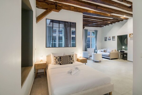 Fer et planche à repasser, lit parapluie, Wi-Fi, draps fournis