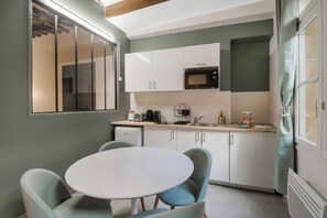 Micro-ondes, cafetière/bouilloire, grille-pain