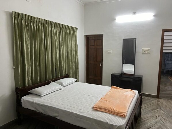 4 bedrooms, iron/ironing board, WiFi, bed sheets