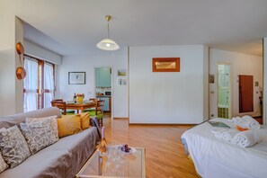 Living room - Snow White near Slopes of Campo Smith, Bardonecchia, Italy (Bardonecchia)