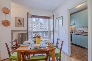 Kitchen and dining area - Snow White near Slopes of Campo Smith, Bardonecchia, Italy (Bardonecchia)