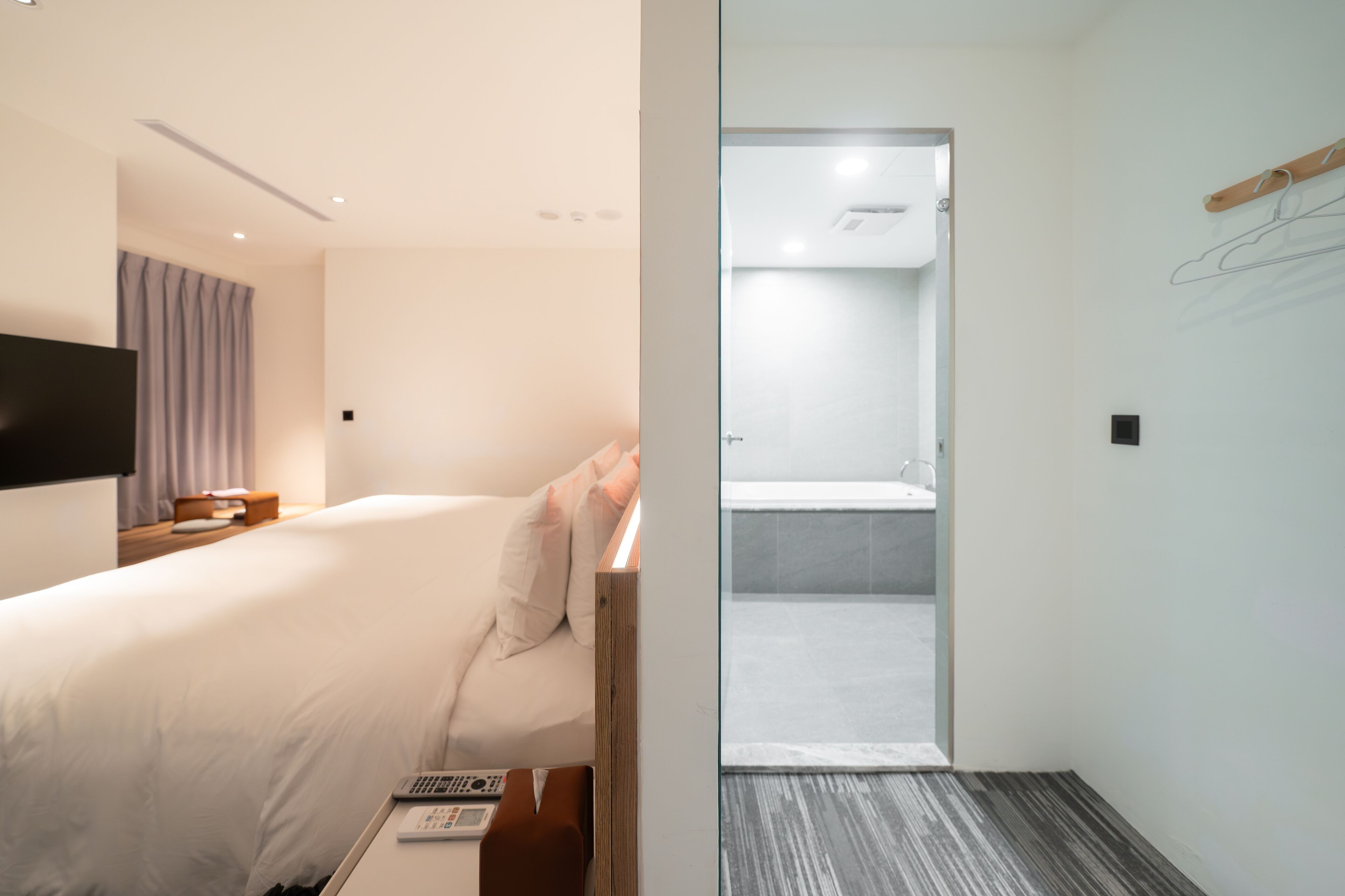 Deluxe King with Bathtub | Soundproofing, free WiFi