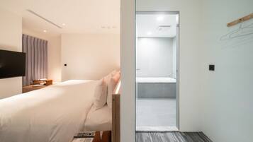 Deluxe King with Bathtub | Soundproofing, free WiFi