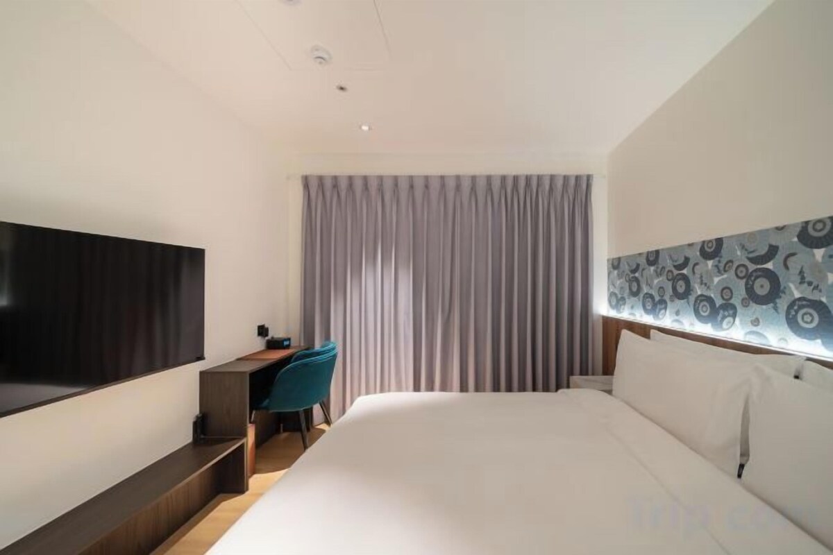 Soundproofing, WiFi (free)