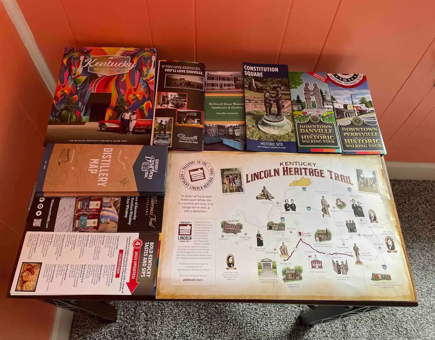 Een tafel met diverse reisgidsen en kaarten van Kentucky.