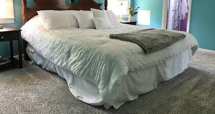 Spacious 3 Bedroom in Downtown Danville: Welcome to 4th Street Retreat