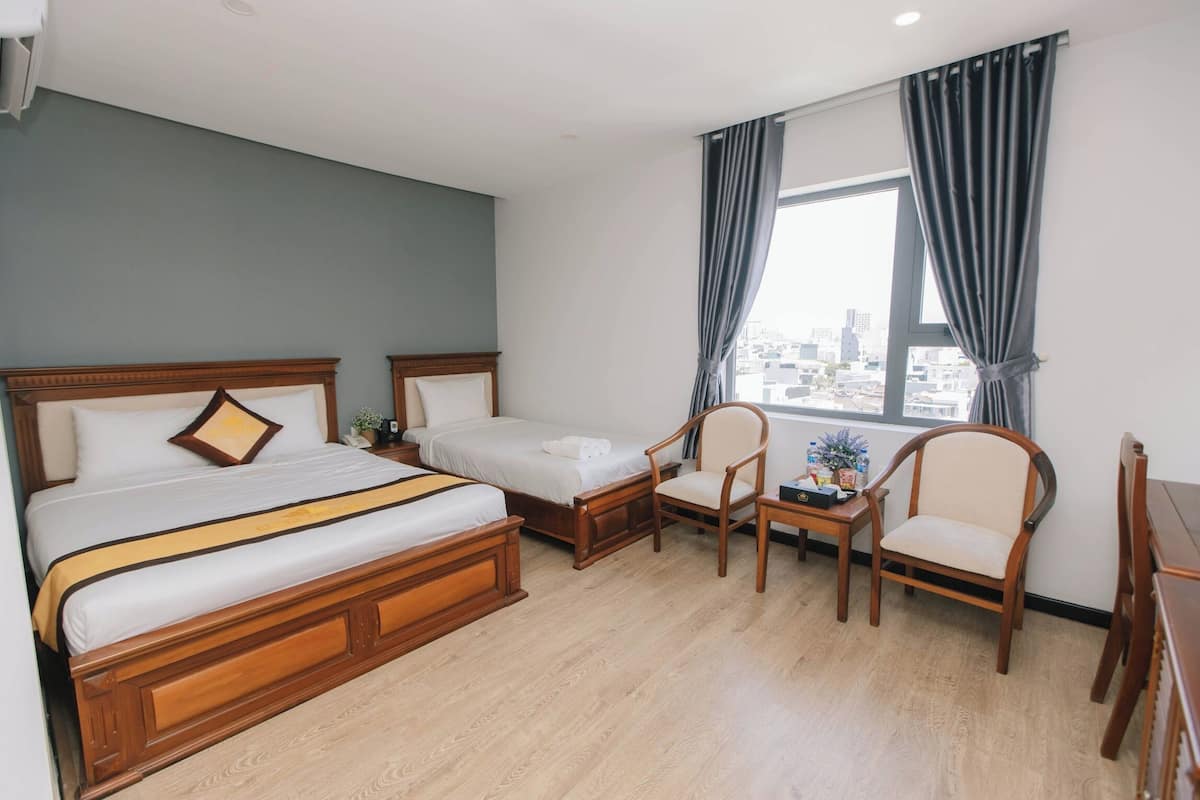 Deluxe Twin kamer, uitzicht op stad | Luxe beddengoed, bedden met traagschuimmatras, een minibar, een bureau