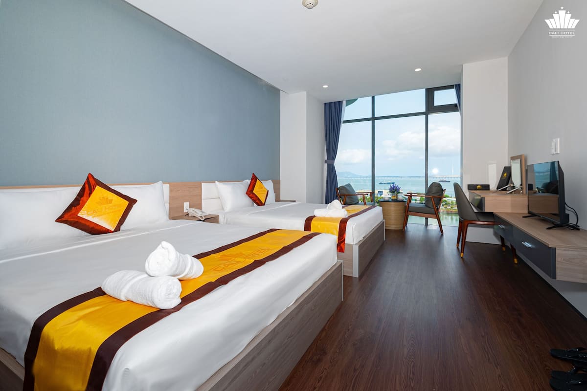 Premier kamer, 2 queensize bedden, uitzicht op baai | Luxe beddengoed, bedden met traagschuimmatras, een minibar, een bureau