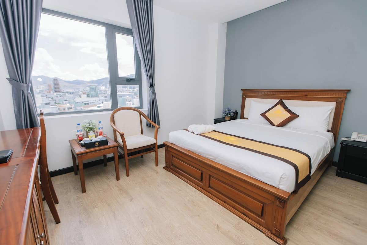Deluxe kamer, 1 queensize bed, uitzicht op stad | Luxe beddengoed, bedden met traagschuimmatras, een minibar, een bureau
