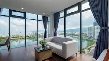 Suite, vista al mar | Ropa de cama de alta calidad, minibar, escritorio y insonorización