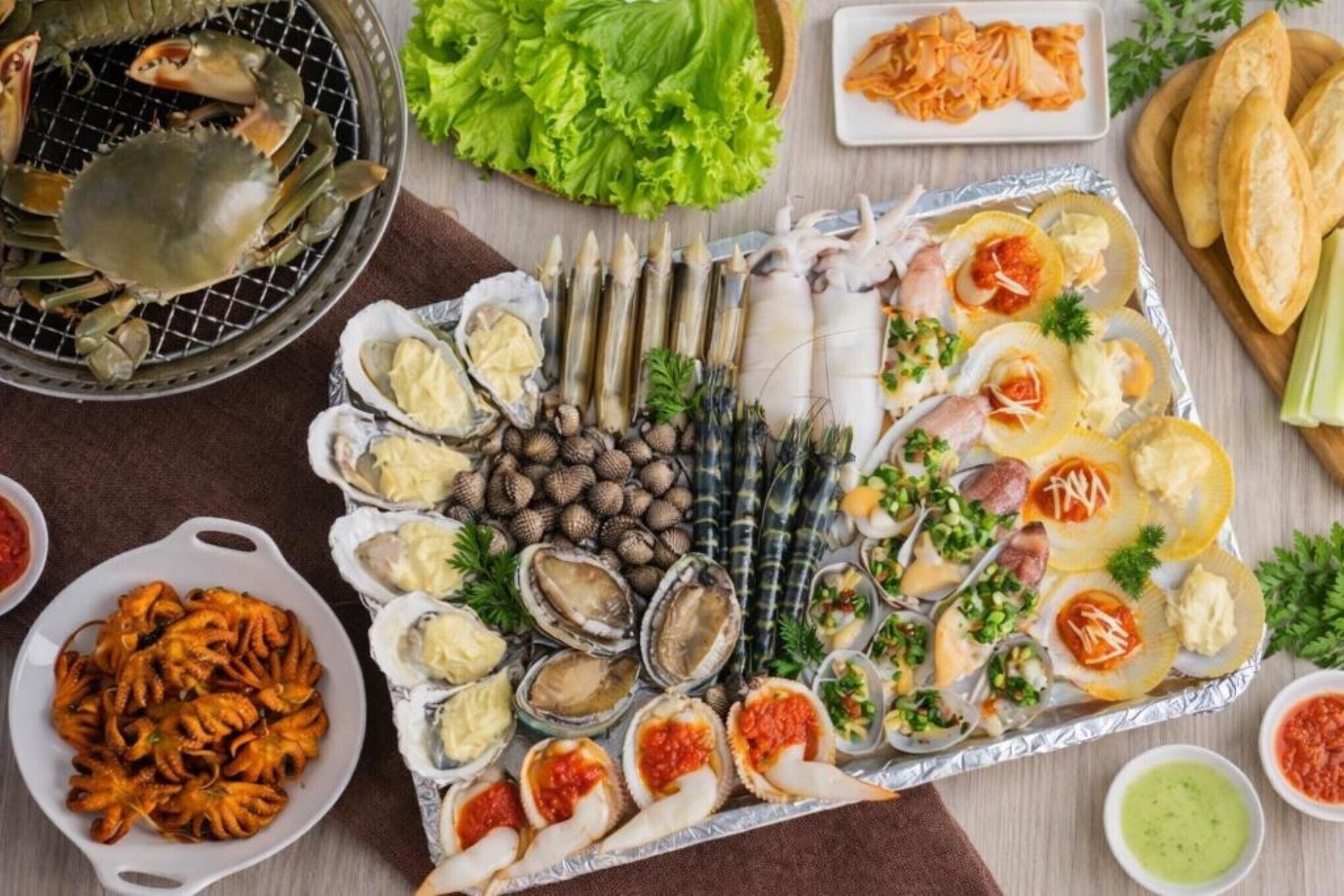 Una bandeja de mariscos con diversos tipos de mariscos y pescados.