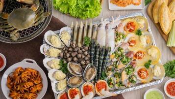 Una bandeja de mariscos con diversos tipos de mariscos y pescados.