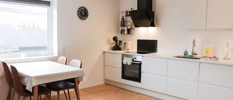 Fridge, oven, stovetop, dishwasher