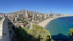 A coastal cityscape with a prominent beach, a historic fort, and modern buildings. - Benidorm Beach Belluba Luxury bay (Benidorm)
