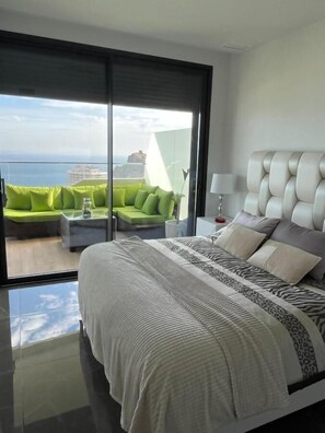 2 Schlafzimmer, Schreibtisch, Bügeleisen/Bügelbrett, Reisekinderbett