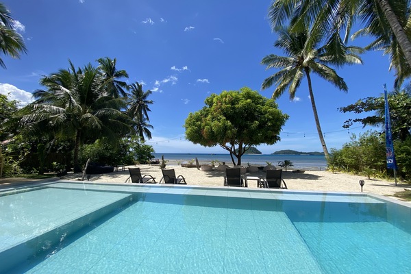 En la playa, arena blanca, camas de playa gratis