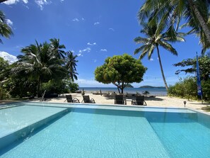 Plage, sable blanc, cabines gratuites, chaises longues